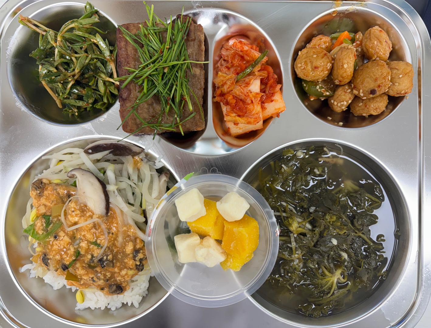 강된장비빔밥 (5.6.13)
냉이된장국 (5.6)
돌나물초회 (5.6.13)
볼어묵야채볶음 (1.5.6.13.18)
율란떡갈비 (1.2.5.6.10.12.13.15.16)
망고앤치즈컵 (2)_이미지