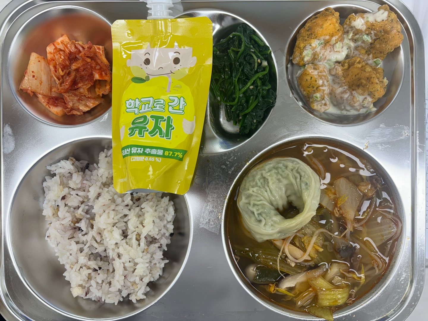 혼합잡곡밥 (5)
얼큰만두전골 (1.5.6.10.16.18)
시금치무침 (5.6)
청양마요치킨 (1.2.5.6.12.15)
배추김치 (9)
학교로간유자(팩) (13)_이미지