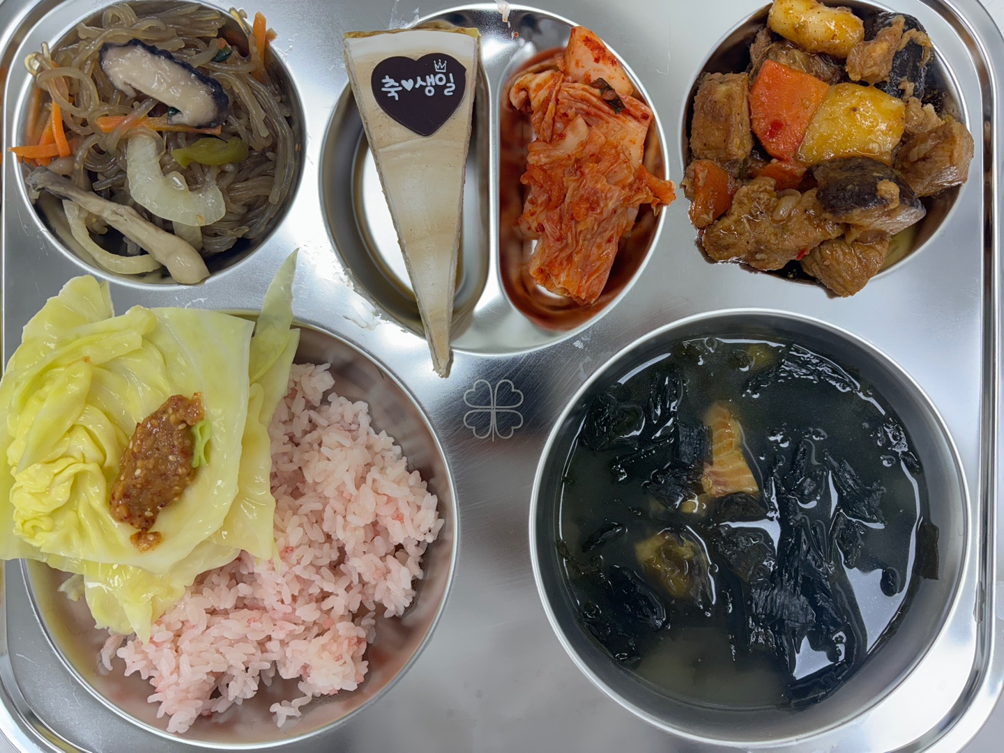 홍국밥 
황태미역국 (5.6)
매콤돼지갈비찜 (5.6.10.12.13.18)
버섯잡채 (5.6.13)
배추김치 (9)
달고나크레이프케이크 (1.2.5.6)_이미지