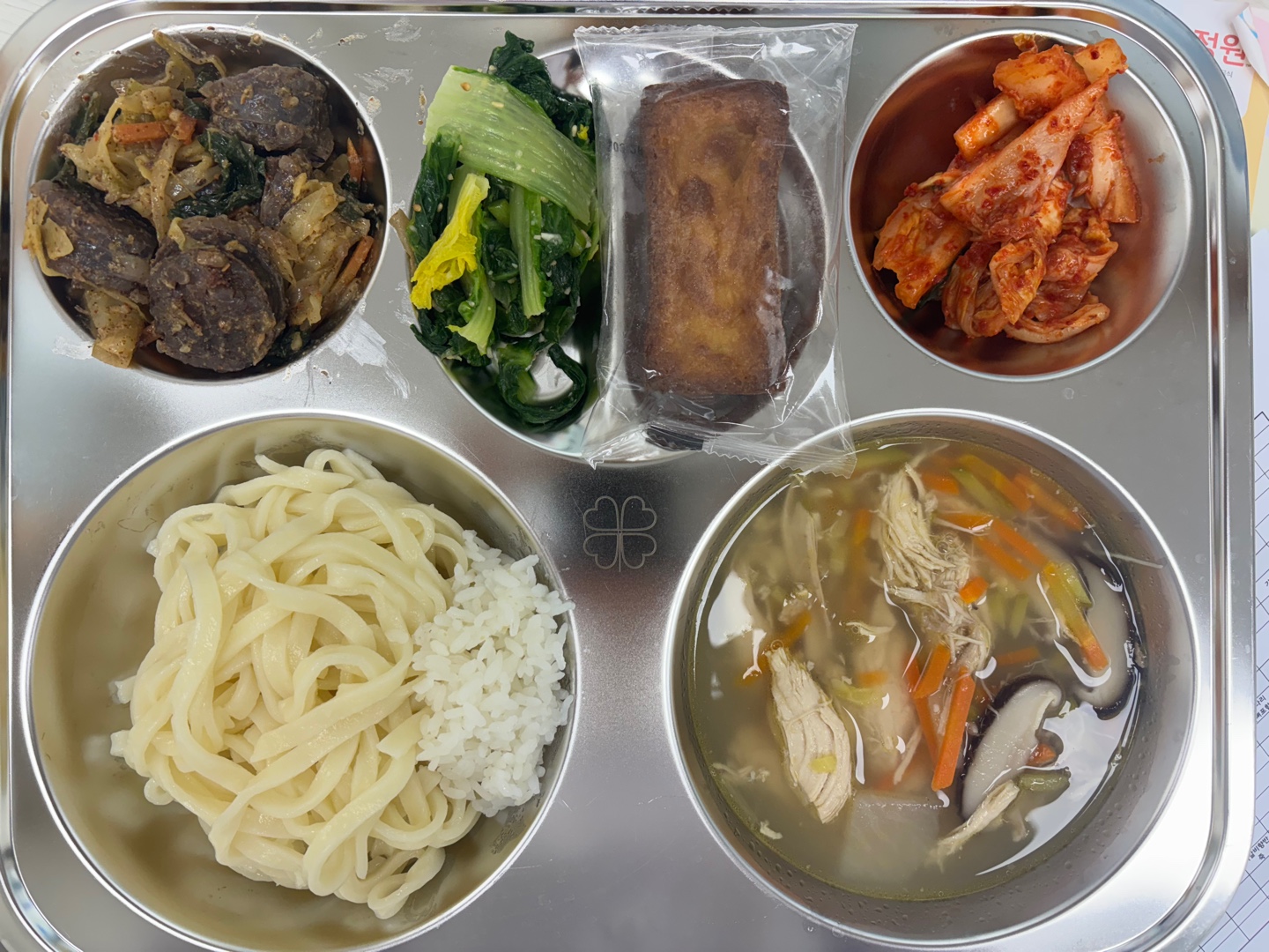 닭칼국수 (5.6.15)
얼갈이된장무침 (5.6)
백순대철판볶음 (2.5.6.10.13.16)
배추겉절이 (9)
버터떡 (1.2.5.6)_이미지